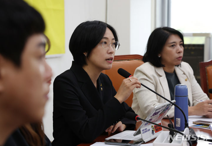 [서울=뉴시스] 고승민 기자 = 장혜영 정의당 원내대표 직무대행이 30일 서울 여의도 국회에서 열린 전세사기특별법 입법간담회에서 발언하고 있다. 2024.04.30. kkssmm99@newsis.com