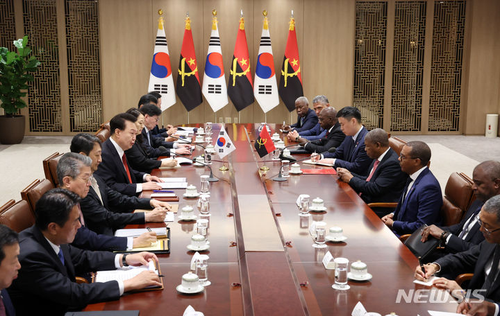 [서울=뉴시스]조수정 기자 = 윤석열 대통령이 30일 서울 용산 대통령실 청사에서 열린 한·앙골라 확대 정상회담에서 발언하고 있다. 2024.04.30. chocrystal@newsis.com