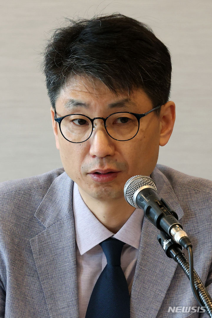 [서울=뉴시스] 박진희 기자 = 고봉준 '2024 탄생 100주년 문학인 기념문학제' 기획위원장이 30일 서울 중구 프레스센터에서 '2024 탄생 100주년 문학인 기념문학제' 기자간담회를 하고 있다. 이번 문학제는 1924년생 문인 강신재, 박양균, 박화목, 신동집, 차범석, 최일수 등 6인을 대상 작가로 선정했다. 이들을 대상으로 한 탄생 100주년 문학인 기념문학제는 오는 5월 9일 문학정담을 시작으로 백년동안의 낭독 등 행사를 개최할 예정이다. 2024.04.30. pak7130@newsis.com