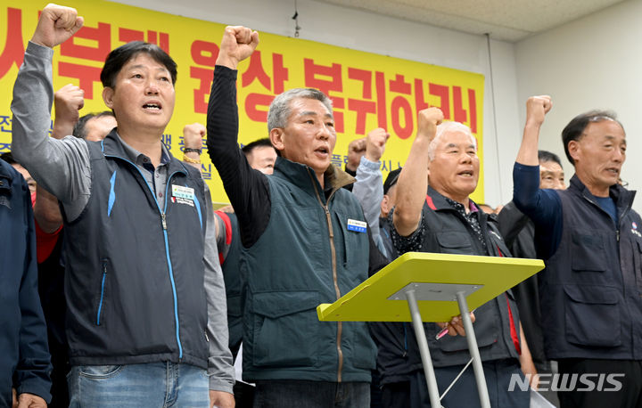 [광주=뉴시스] 김혜인 기자 = 광주 법인택시 노동조합 3개 단체가 30일 오후 광주 서구 광주시의회 시민소통실에서 '택시부제 원상복구 촉구 기자회견'을 열고 부제 재도입을 촉구하고 있다. 2024.04.30. hyein0342@newsis.com