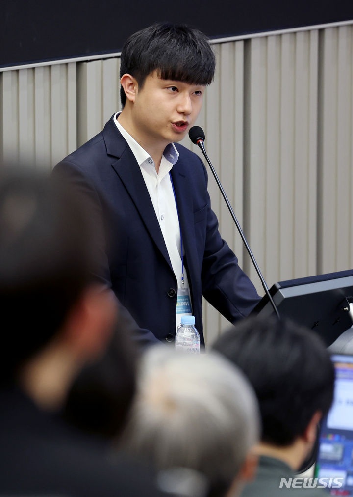 [서울=뉴시스] 김진아 기자 = 박재일 서울대병원 전공의 대표가 30일 오후 서울 종로구 서울대병원 제일제당홀에서 '대한민국 의료가 나아가야 할 길'을 주제로 열린 서울대학교 의과대학-서울대병원 교수협의회 비상대책위원회 긴급 심포지엄에서 의료대란에 대한 전공의의 관점에 대해 발표하고 있다. 2024.04.30. bluesoda@newsis.com