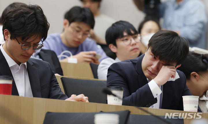 [서울=뉴시스] 김진아 기자 = 박재일 서울대병원 전공의 대표가 30일 오후 서울 종로구 서울대병원 제일제당홀에서 '대한민국 의료가 나아가야 할 길'을 주제로 열린 서울대학교 의과대학-서울대병원 교수협의회 비상대책위원회 긴급 심포지엄에서 의료대란에 대한 전공의의 관점에 대해 발표를 마친 뒤 눈물을 흘리고 있다. 2024.04.30. bluesoda@newsis.com