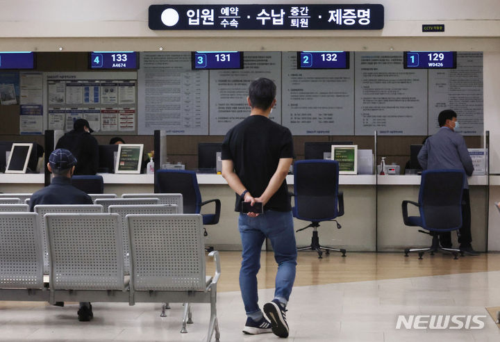 [서울=뉴시스] 김진아 기자 = 의대 증원을 놓고 정부와 의료계 간의 갈등이 계속되는 가운데 빅5 병원 중 서울대병원과 세브란스병원이 주1회 휴진에 돌입한 30일 서울의 한 대학병원 접수처가 한산한 모습을 보이고 있다. 30일 의료계에 따르면 서울대병원과 세브란스병원은 이날 하루 외래진료와 수술을 중단한다. 서울아산병원과 서울성모병원은 다음 달 3일부터 매주 금요일 외래진료와 수술을 멈춘다. 2024.04.30. bluesoda@newsis.com