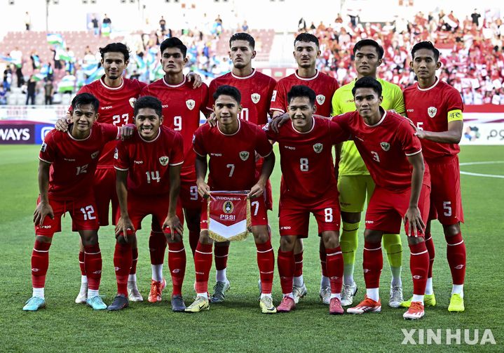 [도하=신화/뉴시스] 신태용 감독이 이끄는 인도네시아 23세 이하(U23) 축구 대표팀이 29일(현지시각) 카타르 도하의 압둘라 빈 할리파 스타디움에서 열리는 2024 아시아축구연맹(AFC) 아시안컵 준결승 우즈베키스탄과의 경기에 앞서 기념 촬영하고 있다. 인도네시아가 0-2로 패하며 3-4위 결정전에서 이라크와 만나게 됐다. 2024.04.30.