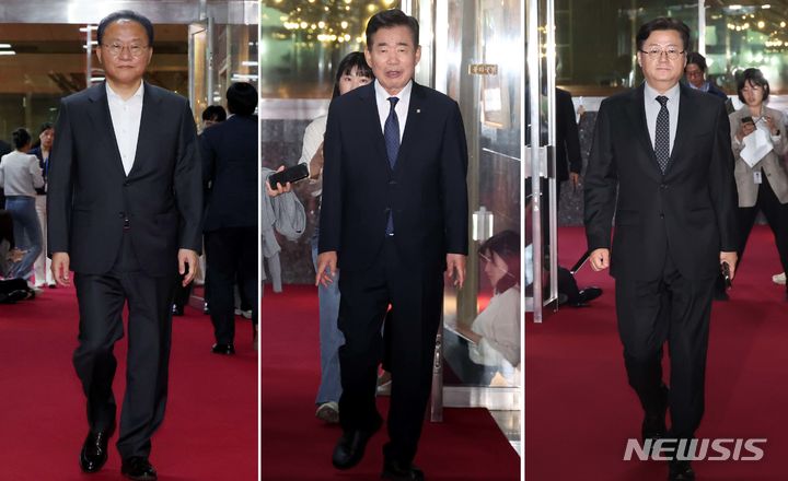 [서울=뉴시스] 조성봉 기자= 윤재옥(왼쪽 사진부터) 국민의힘 원내대표 겸 당대표 권한대행, 김진표 국회의장, 홍익표 더불어민주당 원내대표가 30일 오후 서울 여의도 국회에서 열린 국회의장-여야 원내대표 회동에 각각 참석하고 있다. 2024.04.30. suncho21@newsis.com