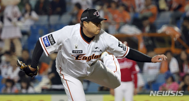 [대전=뉴시스] 강종민 기자 = 한화 선발 류현진이 30일 대전 한화생명이글스파크에서 열린 SSG 랜더스와의 경기에서 역투하고 있다. 2024.04.30. ppkjm@newsis.com