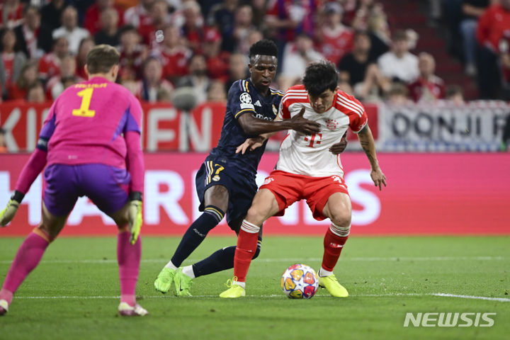 [뮌헨=AP/뉴시스] 바이에른 뮌헨(독일)의 김민재가 지난달 30일(현지시각) 독일 뮌헨의 알리안츠 아레나에서 열린 2023-24 유럽축구연맹(UEFA) 챔피언스리그(UCL) 준결승 1차전 레알 마드리드(스페인)와 경기 중 공을 다투고 있다. 김민재는 풀타임을 소화했으나 동점 골의 빌미를 제공하면서 뮌헨은 2-2 무승부를 기록했다. 2024.05.01.