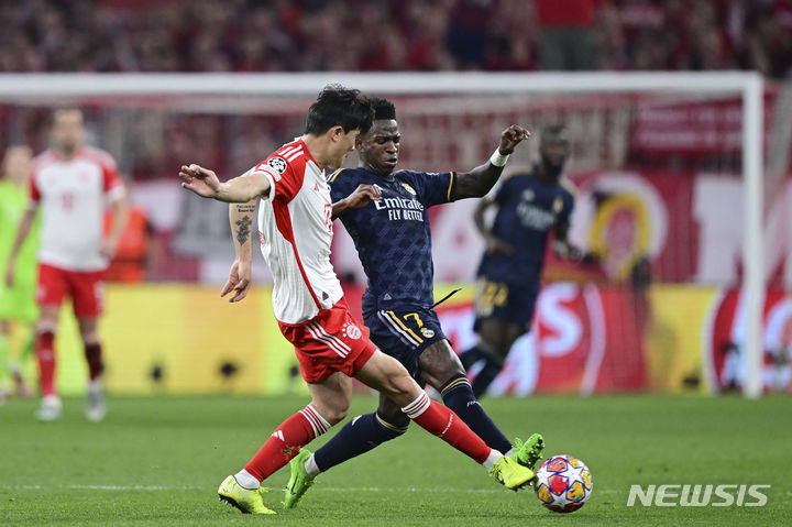 [뮌헨=AP/뉴시스] 바이에른 뮌헨(독일)의 김민재가 지난달 30일(현지시각) 독일 뮌헨의 알리안츠 아레나에서 열린 2023-24 유럽축구연맹(UEFA) 챔피언스리그(UCL) 준결승 1차전 레알 마드리드(스페인)와 경기 중 공을 다투고 있다. 김민재는 풀타임을 소화했으나 동점 골의 빌미를 제공하면서 뮌헨은 2-2 무승부를 기록했다. 2024.05.01.
