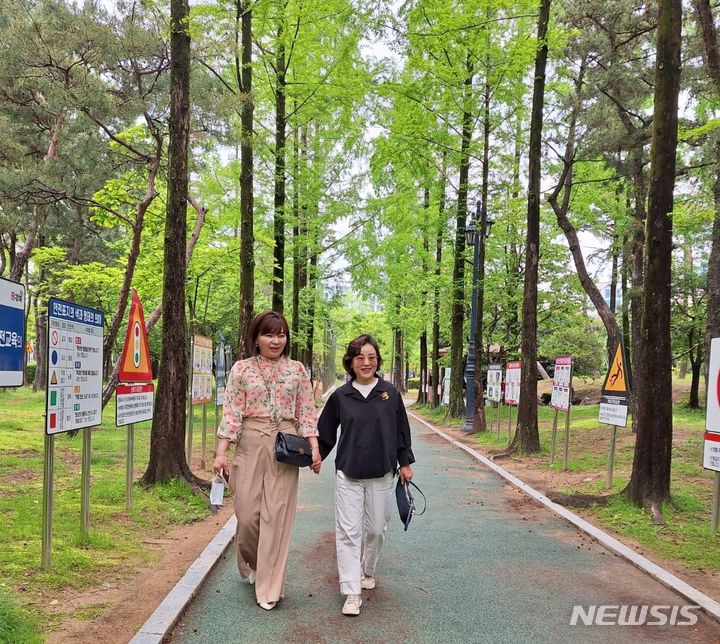 [김해=뉴시스] 김상우 기자 = 베트남에서 시집온 정미숙씨와 한국 친정엄마 결연으로 만난 류재숙씨가 1일 경남 김해시 거북공원에서 산책을 하고 있다. 2024.05.01. woo@newsis.com