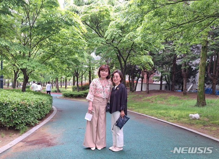 [김해=뉴시스] 김상우 기자 = 베트남에서 시집온 정미숙씨와 한국 친정엄마 결연으로 만난 류재숙씨가 1일 경남 김해시 거북공원에서 산책을 하고 있다. 2024.05.01. woo@newsis.com