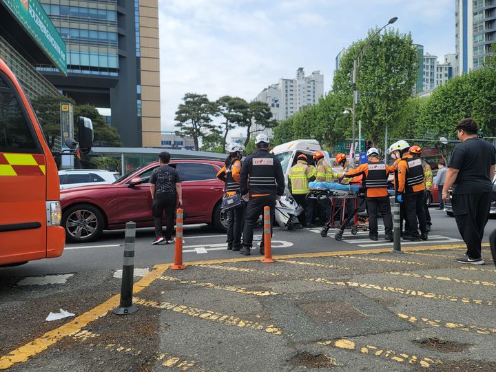 1일 오전 10시15분께 대구시 수성구 대구은행네거리에서 포터 트럭이 앞서가던 제네시스 SUV를 추돌하는 사고가 발생해 2명이 중경상을 입었다. *재판매 및 DB 금지