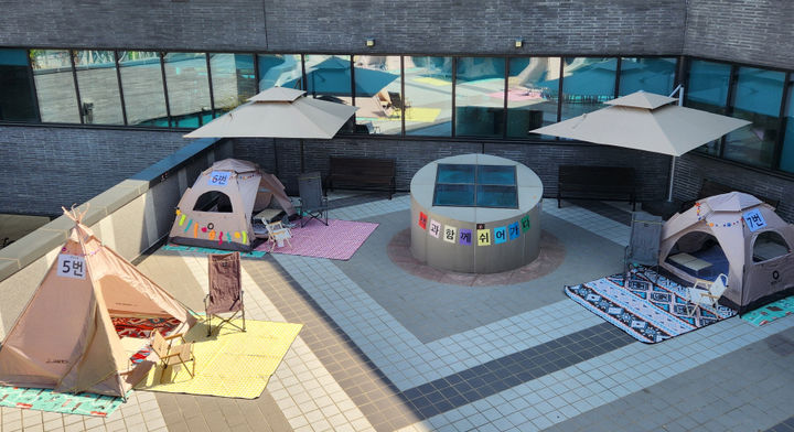 [광주=뉴시스] 광주 북구는 오는 10월까지 야외에서 즐기는 이색 독서 체험 프로그램 '도서관 북스테이'를 운영한다고 1일 밝혔다. 사진은 지난달 중흥도서관에서 운영된 '북스테이 체험' 장소. (사진=광주 북구 제공) 2024.05.01. photo@newsis.com *재판매 및 DB 금지