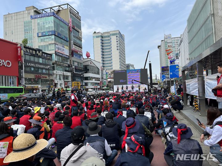 [천안=뉴시스] 박우경 기자=근로자의 날인 1일 오전 충남 천안시 동남구 신부동 천안신세계 앞 도로에서 민주노총 세종충남지역본부 주최로 '양회동열사 정신계승, 윤석열정권퇴진, 모든 노동자의 노동권 보장!'을 촉구하는 2024 세계노동절 세종충남대회가 열리고 있다. 2024.5.1. spacedust1@newsis.com