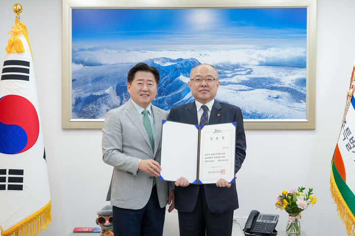 [제주=뉴시스] 오영훈 제주도지사가 1일 집무실에서 강기탁 변호사에게 제7대 제주도감사위원장 임용장을 전달하고 있다. (사진=제주도 제공) 2024.05.01. photo@newsis.com *재판매 및 DB 금지