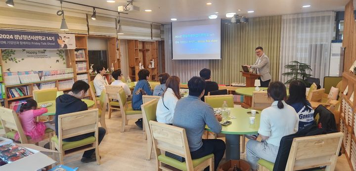 [부산=뉴시스] 지난달 26일 부산 강서구 소담 북카페에서 샤픈고트 권익환 대표의 강연이 진행되고 있다. (사진=청년창업사관학교 회장단 제공) 2024.04.26. photo@newsis.com *재판매 및 DB 금지