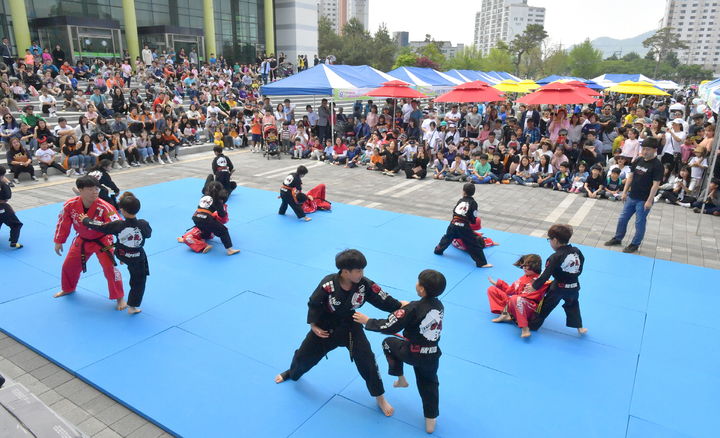 순창군이 지난해 개최한 어린이날 축제행사에서 태권도 시범공연이 펼쳐지고 있다. *재판매 및 DB 금지