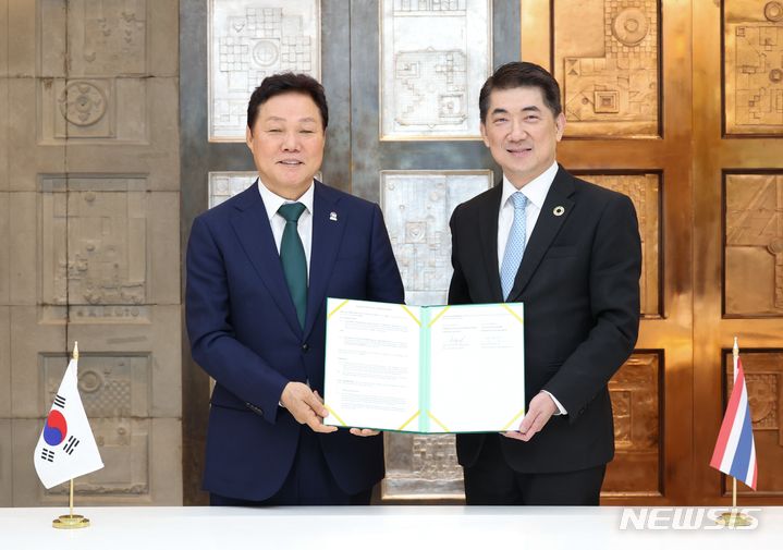 [창원=뉴시스]동남아시아 해외 순방 중인 박완수(왼쪽) 경남도지사가 지난 30일 오후(현지시각) 태국 최대 식품회사 CPF 본사에서 프라싯 분두엉프라삿 대표와 수출입 업무협약을 체결하고 있다.(사진=경남도 제공) 2024.05.01. photo@newsis.com