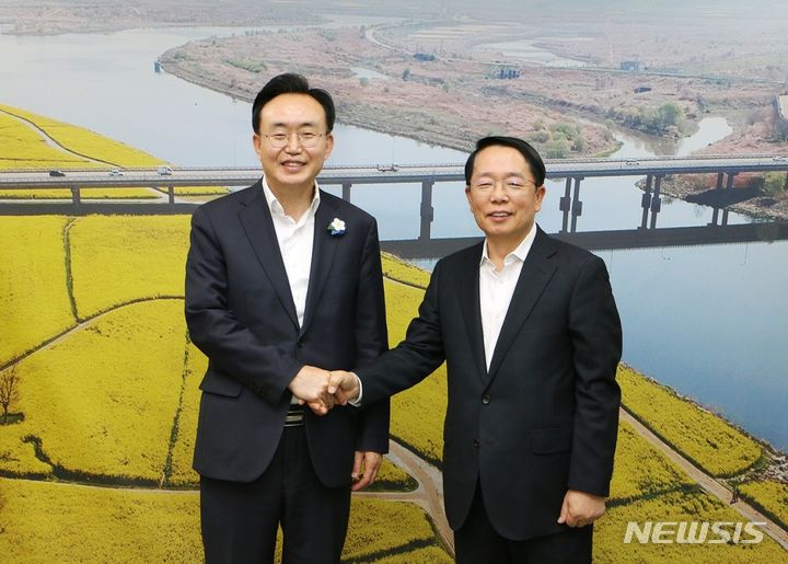 [나주=뉴시스] 윤병태 전남 나주시장(사진 왼쪽)과 김경호 (재)남도장터 대표이사가 법인 나주 이전을 계기로 상호 협력 강화를 다짐하고 있다. (사진=나주시 제공) 2024.04.30. photo@newsis.com *재판매 및 DB 금지