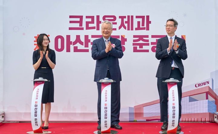 [서울=뉴시스] 조성봉 기자= 30일 오후 충청남도 아산시 음봉면에서 열린 크라운제과 ‘신(新)아산공장’ 준공식에서 윤영달 크라운해태제과 회장(가운데)과 윤석빈 크라운제과 대표이사(오른쪽), 신입사원 손유리(왼쪽) 사원이 제막식 행사를 하고 있다. (사진=크라운제과 제공) 2024.05.01. photo@newsis.com *재판매 및 DB 금지