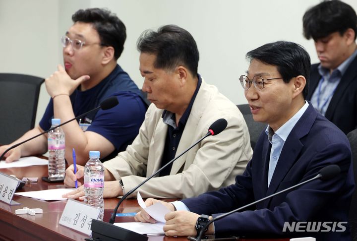 [서울=뉴시스] 조성봉 기자= 김성주 더불어민주당 의원이 지난 1일 오전 서울 여의도 국회 의원회관에서 열린 '2024 연금개혁 공론화 세부 결과 분석' 기자간담회에서 발언을 하고 있다. 2024.05.01. suncho21@newsis.com