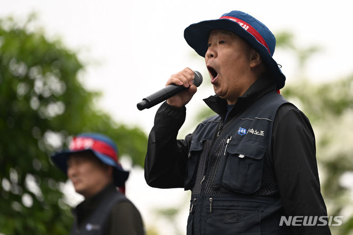 [광주=뉴시스] 이영주 기자 = 김학구 금속노조 위니아딤채 지회장이 근로자의 날인 1일 오전 광주 서구 광주시청 앞에서 열린 민주노총 광주본부의 2024 세계노동절 광주대회에 참여해 발언하고 있다. 2024.05.01. leeyj2578@newsis.com