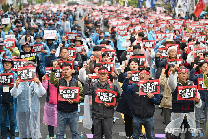 [광주=뉴시스] 이영주 기자 = 민주노총 광주본부가 근로자의 날인 1일 오전 광주 서구 광주시청 앞에서 2024 세계노동절 광주대회를 열고 있다. 2024.05.01. leeyj2578@newsis.com