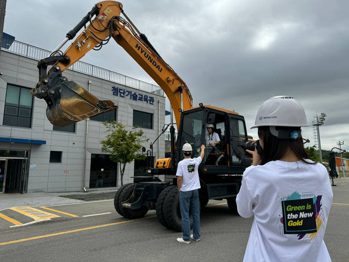 [전주=뉴시스] 강종민 기자 = 1일 오후 전북 전주 국립한국농수산대학교 첨단농기계관에서 한농대 알리미들이 학교 홍보 콘텐츠를 제작하고 있다. 농업디지털화 시대에 맞춰 건립된 첨단농기계관은 트랙터, 콤바인 등 일반 농기계와 드론 장비 등 첨단 디지털 장비의 이론·실기 교육을 맡고 있다. (사진=한농대 제공) 2024.05.01. photo@newsis.com *재판매 및 DB 금지