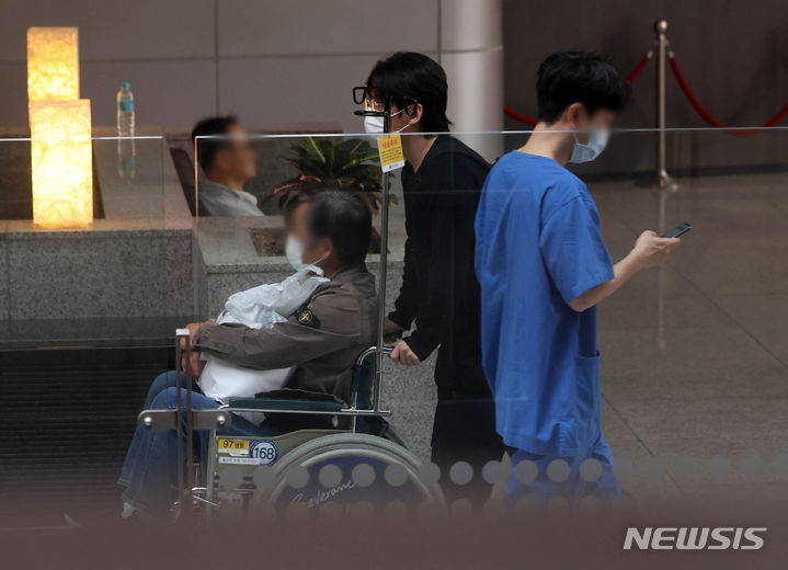 [서울=뉴시스] 김명년 기자 = 지난 1일 오후 서울시내 한 대학병원에서 환자가 이동하고 있는 모습. 2024.05.01. kmn@newsis.com