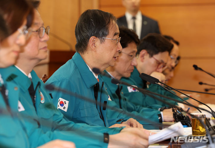[서울=뉴시스] 배훈식 기자 = 한덕수 국무총리가 1일 오후 서울 종로구 정부서울청사에서 열린 의사집단행동 중앙재난안전대책본부 회의에서 발언하고 있다. 2024.05.01. dahora83@newsis.com
