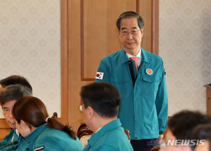 [서울=뉴시스] 배훈식 기자 = 한덕수 국무총리가 1일 오후 서울 종로구 정부서울청사에서 열린 의사집단행동 중앙재난안전대책본부 회의에 참석하고 있다. 2024.05.01. dahora83@newsis.com