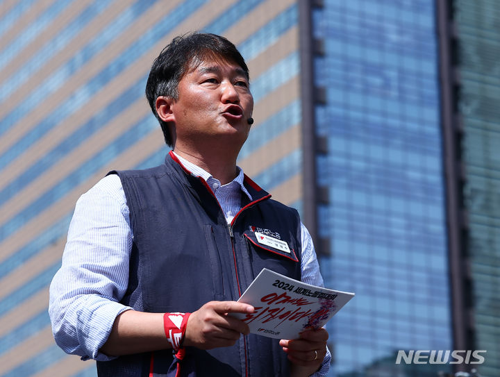 [서울=뉴시스] 김근수 기자 = 양경수 민주노동조합총연맹 위원장이 1일 서울 종로구 동화면세점 인근에서 전국민주노동조합총연맹 노동절 대회에서 발언하고 있다. 2024.05.01. ks@newsis.com