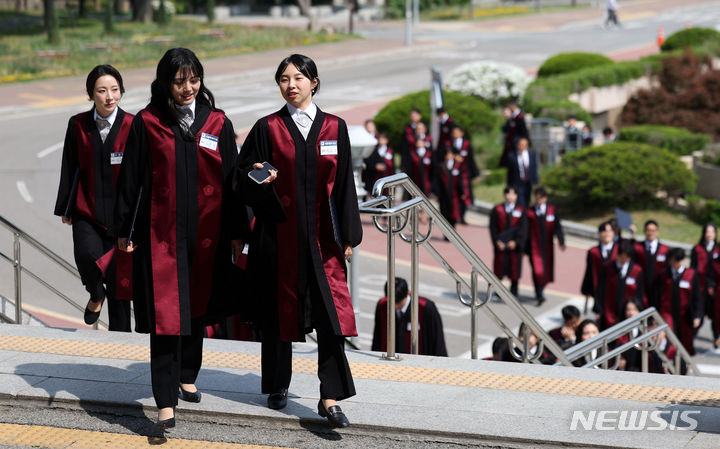 [과천=뉴시스] 김선웅 기자 = 법무부가 1일 법학전문대학원(로스쿨) 출신 제13회 변호사시험 합격자 93명을 검사로 신규 임용했다고 밝혔다. 사진은 1일 경기 과천시 정부서울청사 법무부에서 열린 신임검사 임관식에서 신임 검사들이 단체 사진을 촬영하기 위해 이동하고 있는 모습. 2024.05.01. mangusta@newsis.com