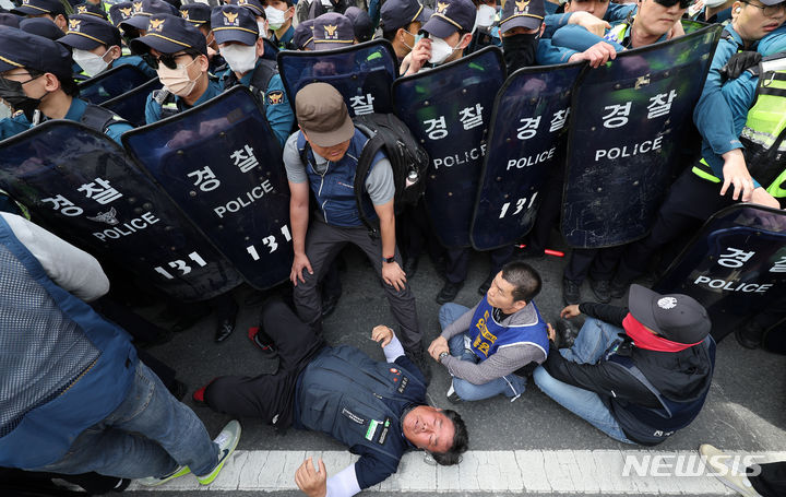 [대구=뉴시스] 이무열 기자 = 근로자의 날인 1일 대구시의회 앞 5차선 도로에서 열린 ‘2024 세계노동절 대구대회’에서 경찰과 노조원들이 집회 장소 점유권을 놓고 충돌하고 있다. 2024.05.01. lmy@newsis.com