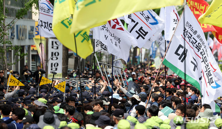 [대구=뉴시스] 이무열 기자 = 근로자의 날인 1일 대구시의회 앞 5차선 도로에서 열린 ‘2024 세계노동절 대구대회’에서 경찰과 노조원들이 집회 장소 점유권을 놓고 충돌하고 있다. 2024.05.01. lmy@newsis.com