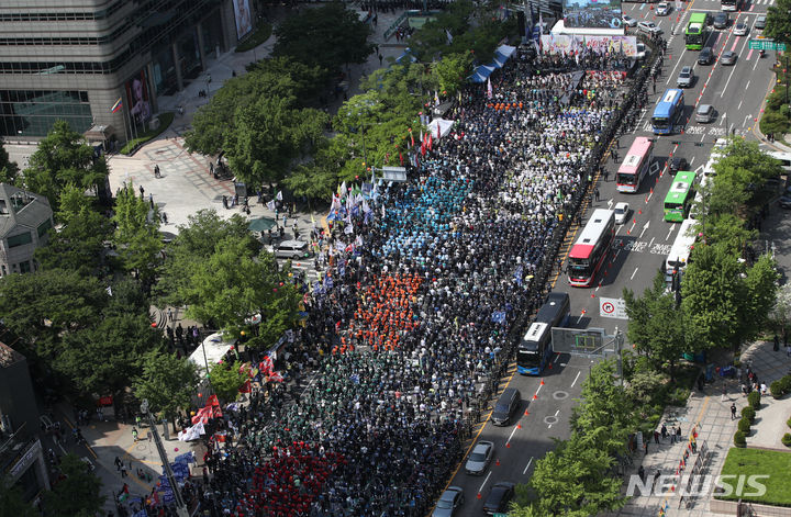 [서울=뉴시스] 김근수 기자 = 세계 노동절인 1일 서울 종로구 동화면세점 인근에서 전국민주노동조합총연맹 2024 세계 노동절 대회가 열리고 있다. (공동취재) 2024.05.01. photo@newsis.com