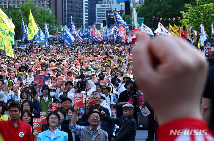 [서울=뉴시스] 김근수 기자 = 세계 노동절인 1일 서울 종로구 동화면세점 인근에서 전국민주노동조합총연맹 조합원들이 구호를 외치고 있다. 2024.05.01. ks@newsis.com