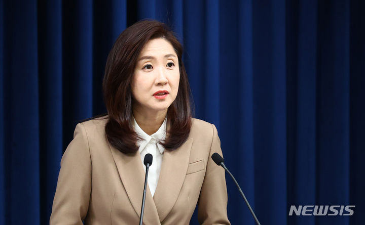 [서울=뉴시스] 전신 기자 = 김수경 대변인이 1일 서울 용산 대통령실 청사에서 여야의 이태원참사특별법 수정 합의에 대한 대통령실 입장 등 현안 브리핑을 하고 있다. 2024.05.01. photo1006@newsis.com