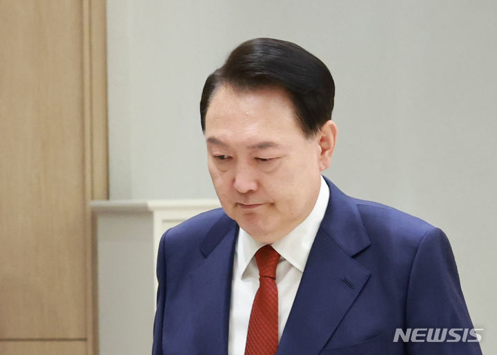 [서울=뉴시스] 전신 기자 = 윤석열 대통령이 지난 1일 서울 용산 대통령실 청사에서 열린 중장 진급·보직 신고 및 삼정검 수치 수여식을 마친 뒤 이동하고 있다 (대통령실통신사진기자단) 2024.05.01. photo1006@newsis.com