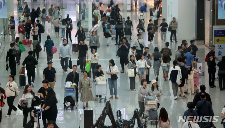 [인천공항=뉴시스] 김선웅 기자 = 근로자의 날과 어린이날 연휴를 포함한 엿새간 인천공항 해외 여행객 수가 112만명을 넘을 것으로 전망된다. 1일 인천국제공항 면세구역에서 여행객들이 출국을 기다리고 있다. 2024.05.01. mangusta@newsis.com 