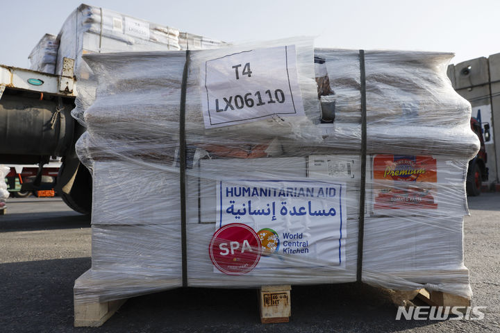[케렘 샬롬=AP/뉴시스] 5월1일 이스라엘 케렘 샬롬 국경 부근에 국제구호단체 월드센트럴키친(WCK)의 로고가 새겨진 인도적 지원 구호품이 가자지구 반입을 기다리고 있다. 2024.05.08.