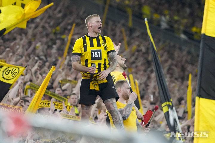 [도르트문트=AP/뉴시스] 보루시아 도르트문트(독일)의 팬들이 1일(현지시각) 독일 도르트문트의 BVB 슈타디온에서 열린 2023-24 유럽축구연맹(UEFA) 챔피언스리그(UCL) 준결승 1차전 파리 생제르맹(PSG, 프랑스)과의 경기 중 도르트문트를 응원하고 있다. 도르트문트가 1-0으로 승리했고 PSG의 이강인은 팀의 패배를 벤치에서 지켜봤다. 2024.05.02.