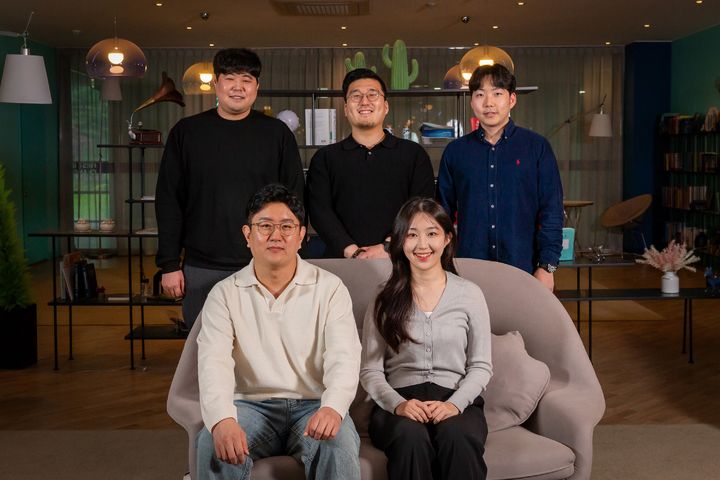 [울산=뉴시스] 사진 윗줄 왼쪽부터 고경민 연구원, 공동 1저자 이욱희 연구원, 조한빈 연구원, 아랫줄 왼쪽부터 서준기 교수, 제 1저자 김성연 연구원(UNIST 제공) *재판매 및 DB 금지