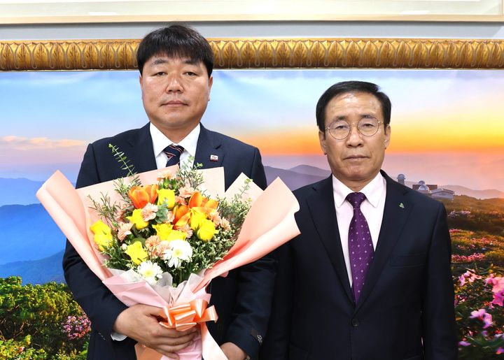 안성영 단양군청 육상팀 감독(왼쪽)과 김문근 단양군수 *재판매 및 DB 금지