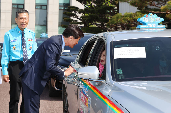 [밀양=뉴시스] 2일 오전 안병구 경남 밀양시장이 모범운전자회 지역 어르신 효도 관광길에 오른 시청 광장을 찾아 어르신들을 환송하고 있다. (사진=밀양시 제공) 2024.05.02. photo@newsis.com  *재판매 및 DB 금지