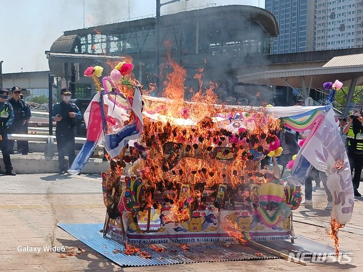 [용인=뉴시스] 불에 타고 있는 상여