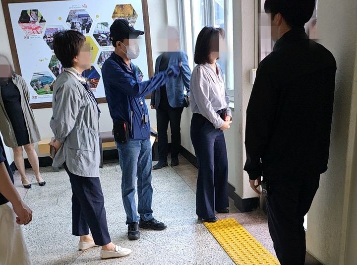 [청주=뉴시스] 임선우 기자 = 2일 충북 청주시청 1층 후문 앞에서 민원인 박모(70)씨가 출입문 폐쇄에 항의하고 있다. 2024.05.02. imgiza@newsis.com *재판매 및 DB 금지