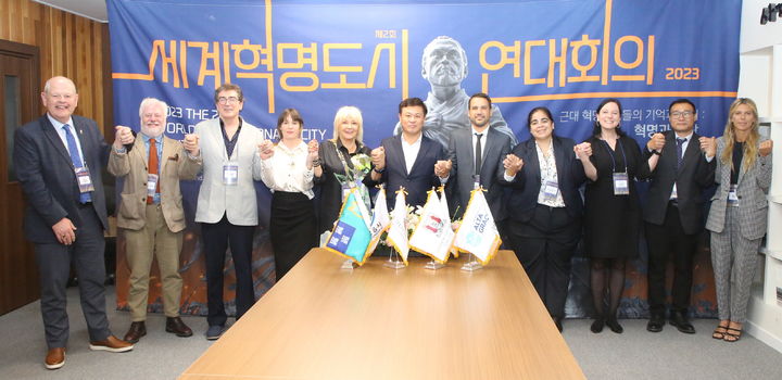 지난해 열렸던 '제2회 세계혁명도시 연대회의' 이학수 정읍시장(왼쪽 여섯번째)과 참가국 도시 관계자들이 기념사진을 찍고 있다.&nbsp; *재판매 및 DB 금지