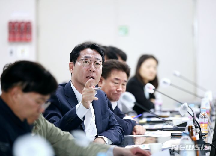 [화성=뉴시스] 정명근 화성시장이 2일 화성시근로자종합복지관 세미나실에서 ‘병점역 복합환승센터 타당성평가 및 개발계획 용역’ 최종보고회에서 용역 결과에 대해 질문하고 있다.(사진=화성시 제공)2024.05.02.photo@newsis.com