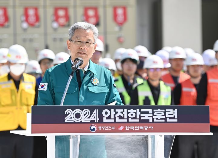 [세종=뉴시스]안전한국훈련 종료 후 강평 중인 한전 김동철 사장 사진이다.(사진=한전 제공) *재판매 및 DB 금지