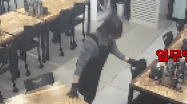 [서울=뉴시스] 강원도 홍천의 한 식당에서 취객이 직원을 위협하고 상까지 엎어 경찰이 출동하는 사건이 발생했다. 영상은 취객이 상을 엎는 장면. (영상=경찰청 유튜브) 2024.05.02. *재판매 및 DB 금지 *재판매 및 DB 금지